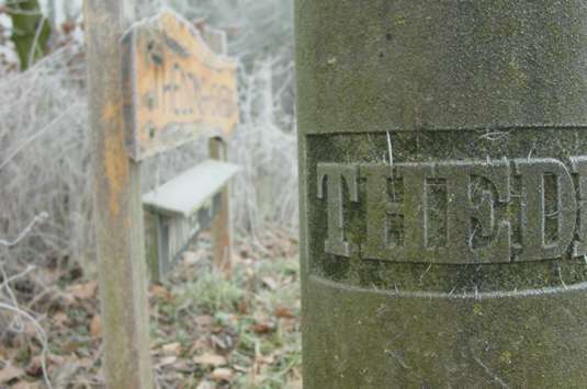 Toegangspaal in de mist, ingang Lingeweg